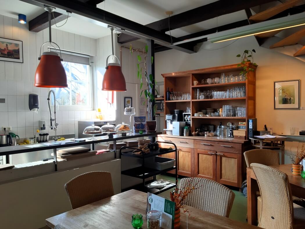 De theeschenkerij in Borg Ewsum in Middelstum tijdens het knopenrondje Middelstum