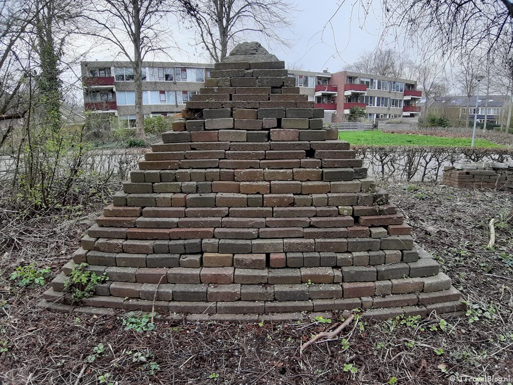 Piramide in Lewenborg tijdens mijn wandeling in Groningen : Kardingepad, Noorddijk, Kardinge en Le Roy-gebied Lewenborg