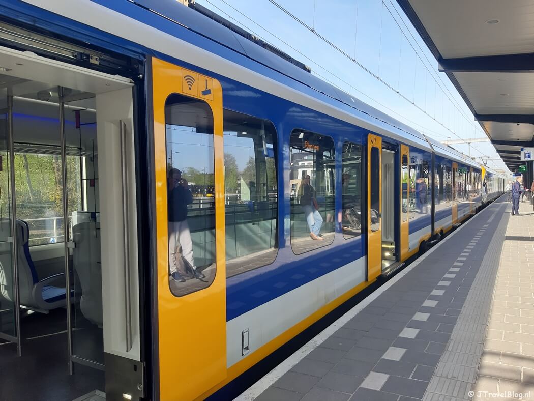 De trein op Station Driebergen-Zeist tijdens etappe 2 van het Utrechtpad van Odijk naar Cothen