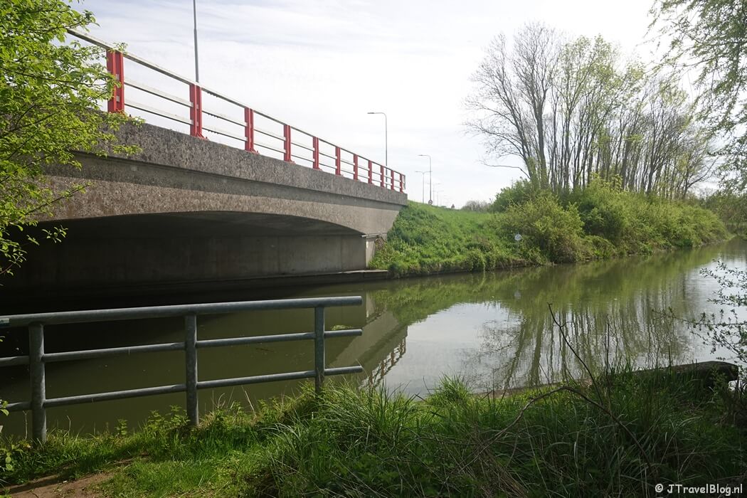 Een viaduct tijdens etappe 2 van het Utrechtpad van Odijk naar Cothen