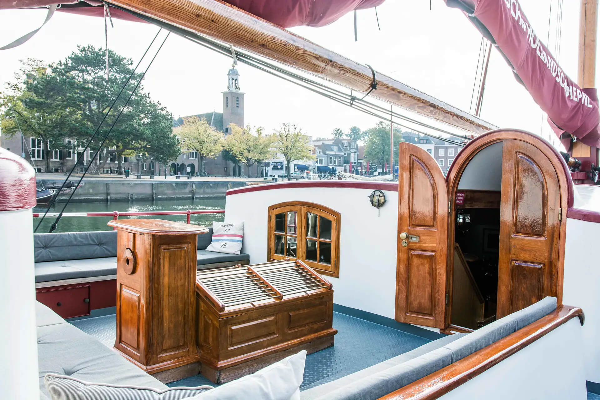 Overnachten op een woonboot : Zeilboot in Hellevoetsluis