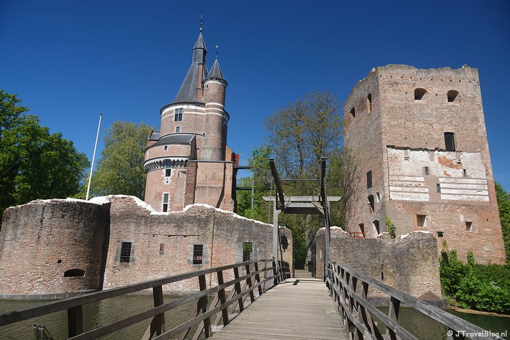 Kasteel en ophaalbrug bij Kasteel Wijk bij Duurstede tijdens etappe 3 van het Utrechtpad van Cothen naar Leersum