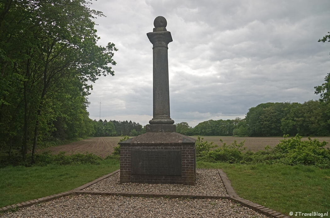 Kolom van Lady Athlone in Amerongen tijdens etappe 4 van het Utrechtpad van Leersum naar Amerongen