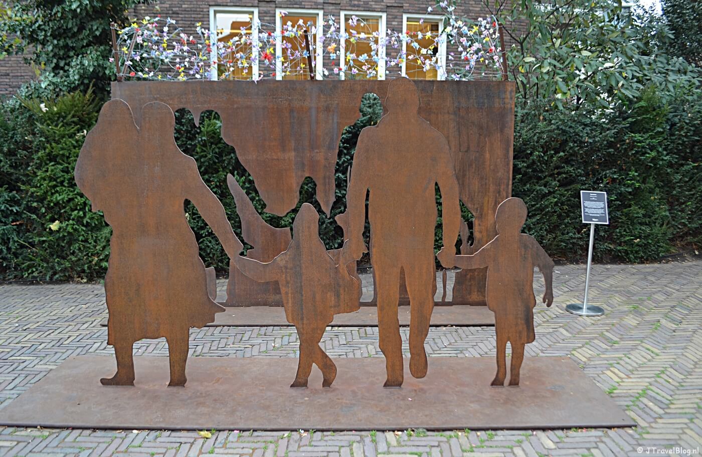 Buiten: 'Refugees are welcome' van Icy & Sot