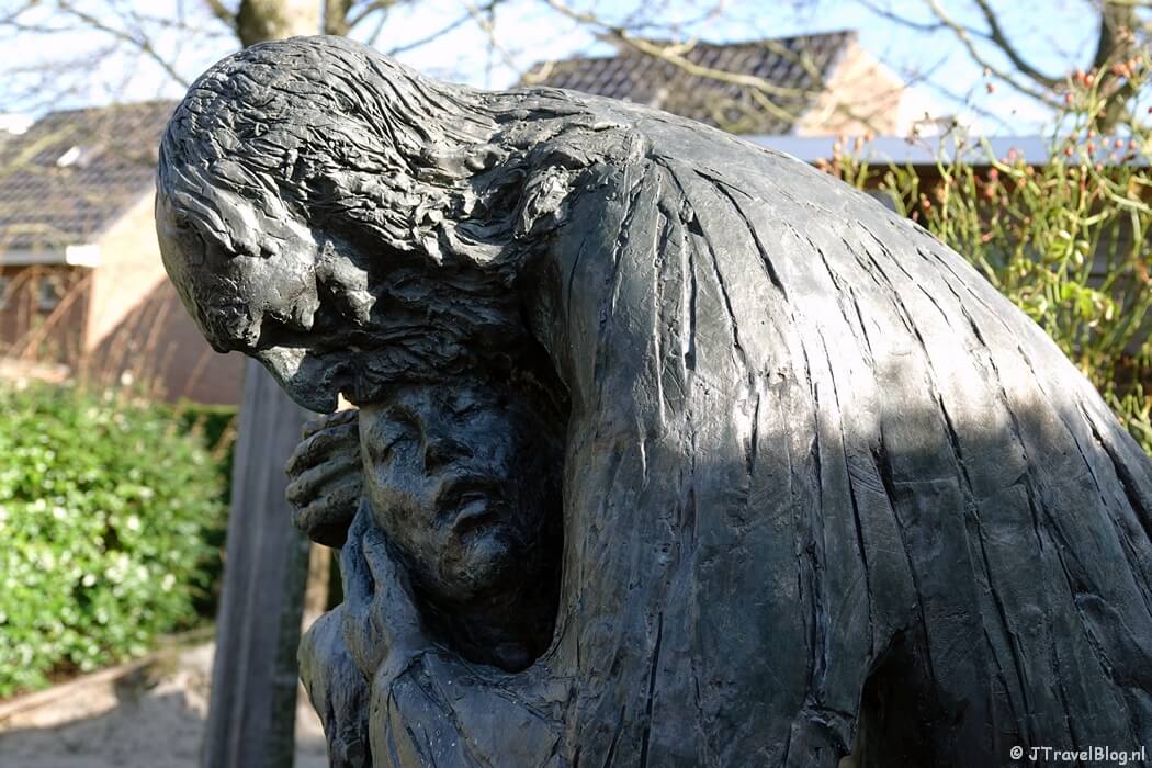 Abraham en Izaรคk in Bijbelse Tuin Hoofddorp