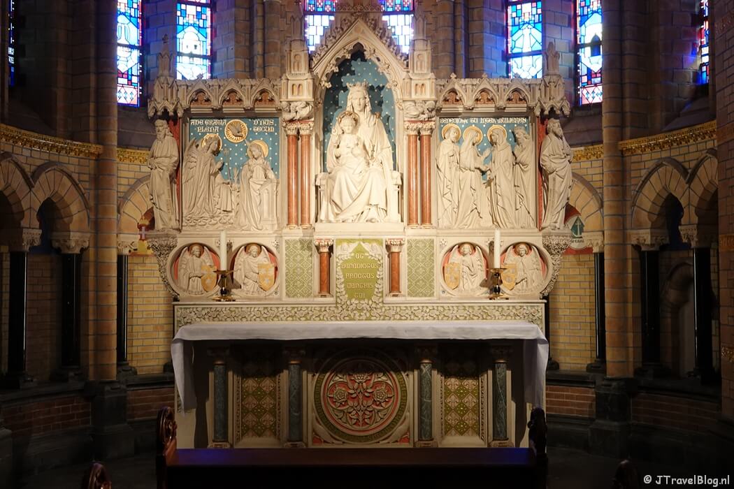 Een altaar tijdens het 'Mysterie van de Rode Robijn' in de KoepelKathedraal in Haarlem