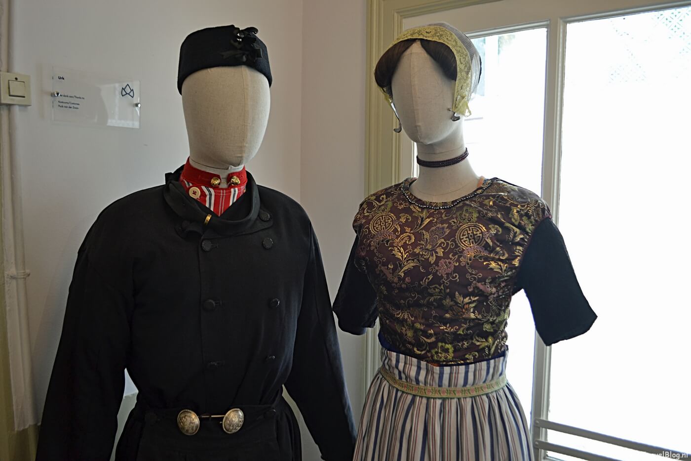 De klederdracht van Urk in het Klederdrachtmuseum in Amsterdam