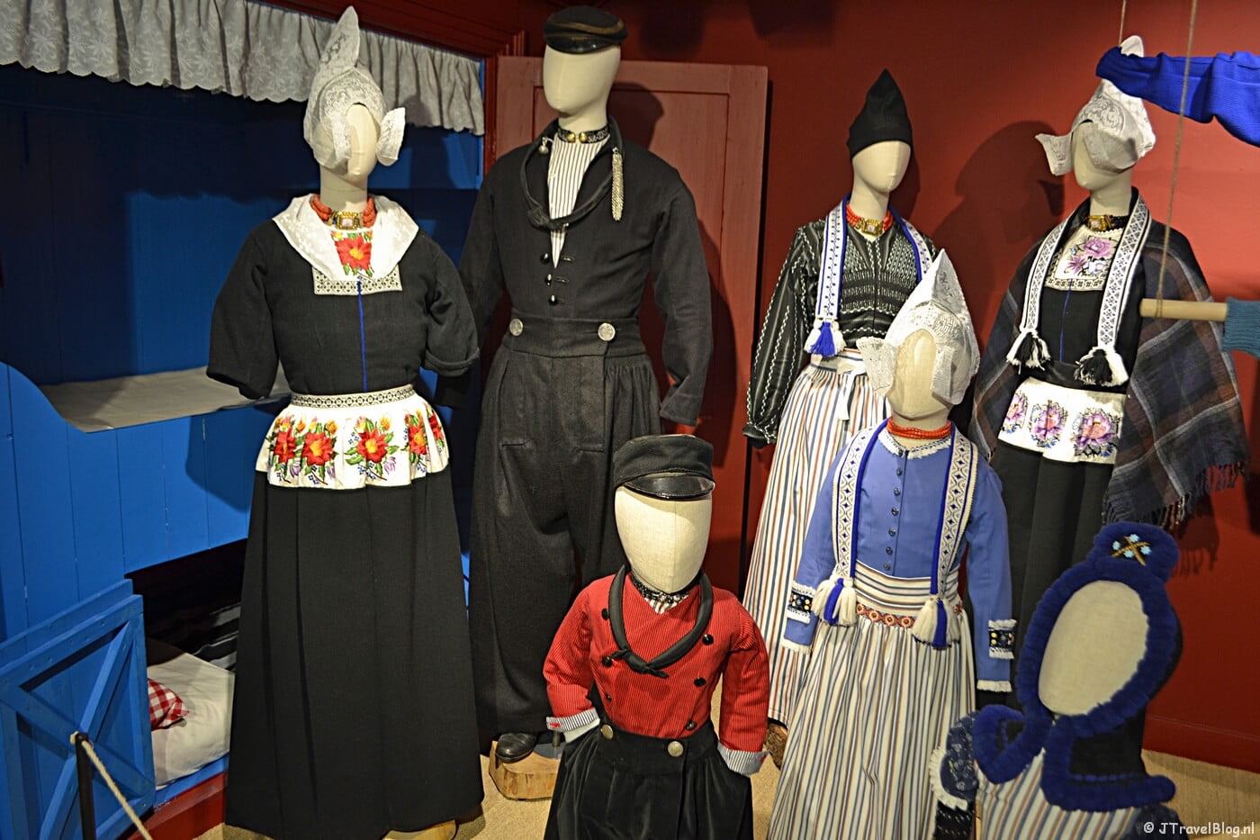 De klederdracht van Volendam in het Klederdrachtmuseum in Amsterdam