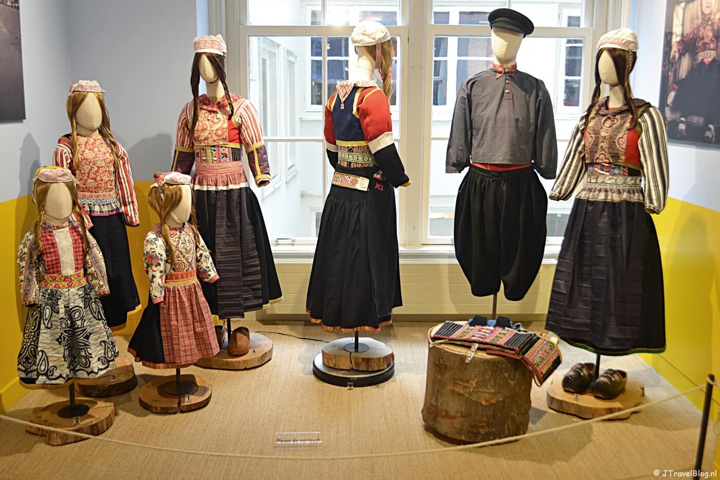 De klederdracht van Marken in het Klederdrachtmuseum in Amsterdam