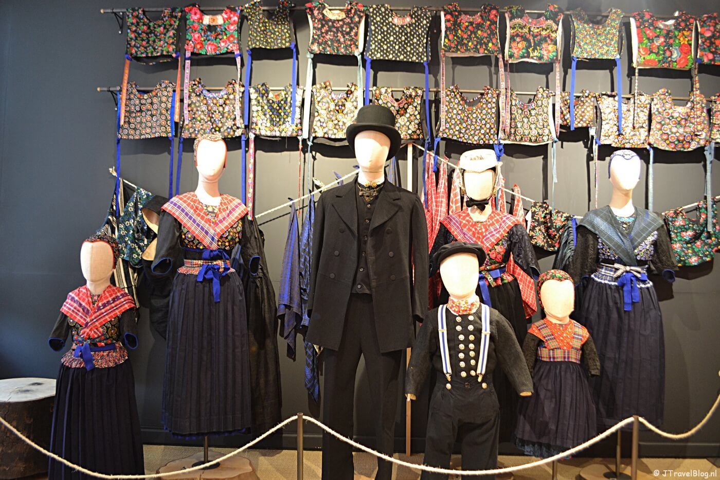 De klederdracht van Staphorst in het Klederdrachtmuseum in Amsterdam