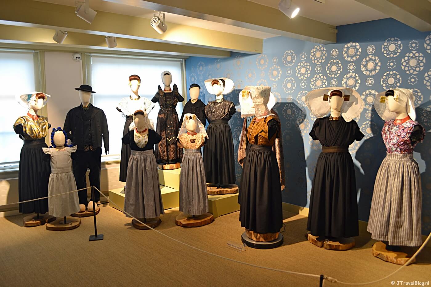 De klederdracht van Zeeland in het Klederdrachtmuseum in Amsterdam