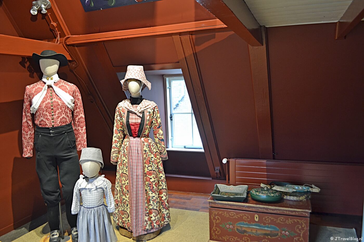 De klederdracht van Hindeloopen in het Klederdrachtmuseum in Amsterdam