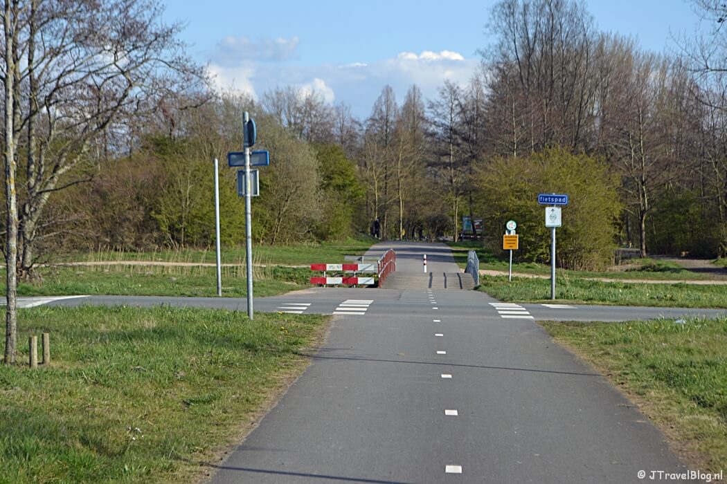 De asfaltweg tussen Recreatiegebied Groene Weelde en het Haarlemmermeerse Bos tijdens de Trage Tocht Vijfhuizen