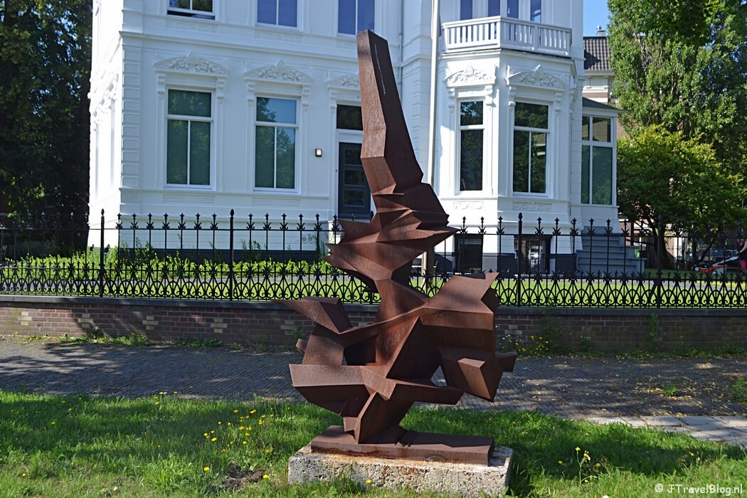 Het kunstwerk Groei van Remco van der Gugten tijdens mijn wandeling langs de Beeldengalerij in Haarlem