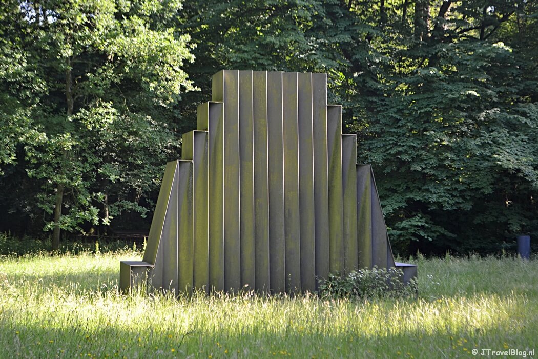 Het kunstwerk Ziggurat van Gusta Kullberg tijdens mijn wandeling langs de Beeldengalerij in Haarlem