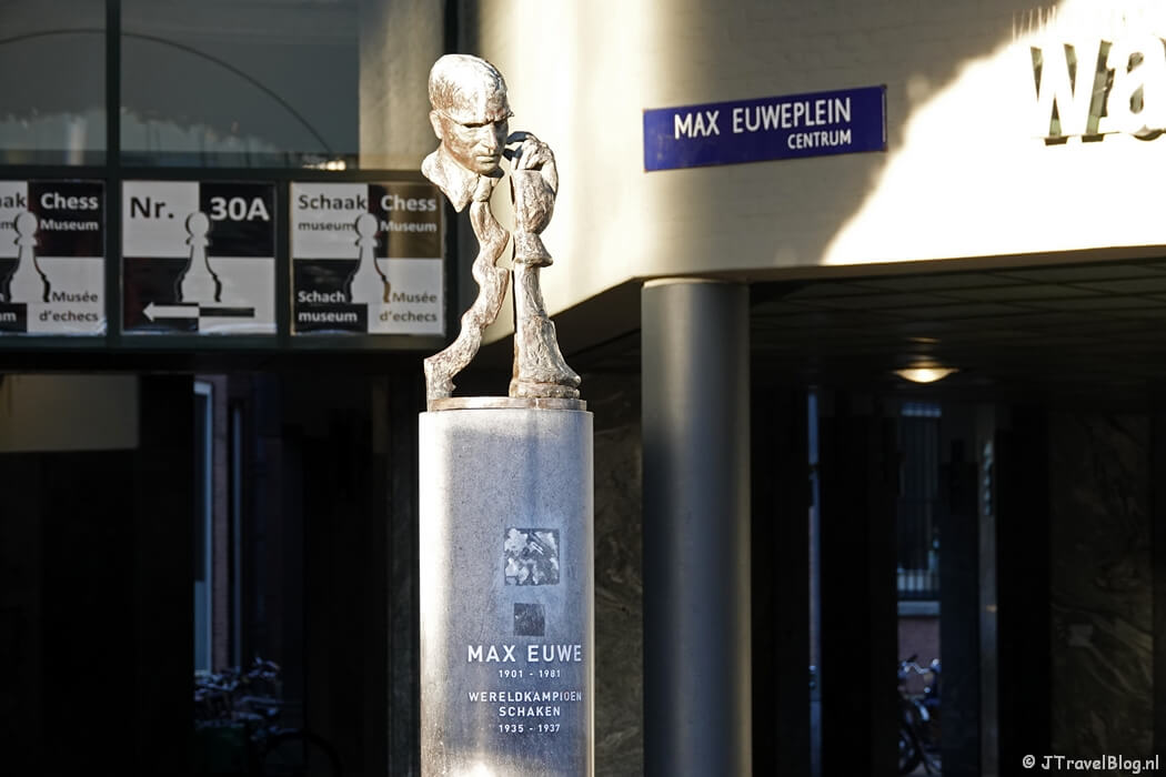 Beeld van Max Euwe tijdens mijn onderwijshistorische wandeling in Amsterdam