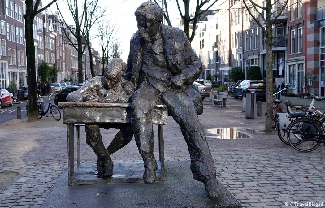 Beeld van Theo Thijssen tijdens mijn onderwijshistorische wandeling in Amsterdam