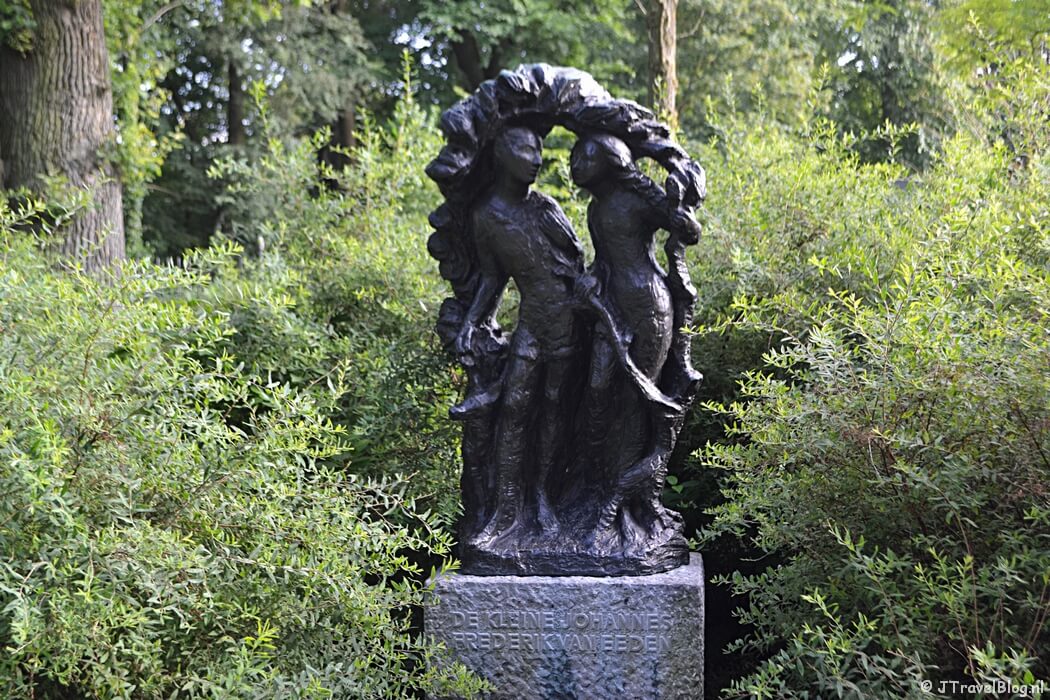 Het beeld Kleine Johannes van Mari Andriessen tijdens mijn wandeling langs de Beeldengalerij in Haarlem