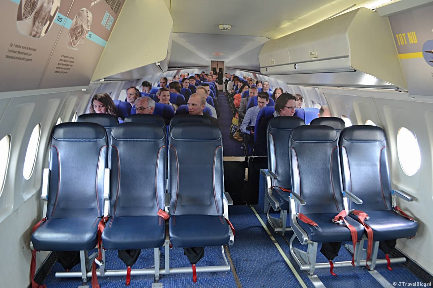 De cabine van de Fokker 100 van KLM Cityhopper op het Panoramaterras op Schiphol