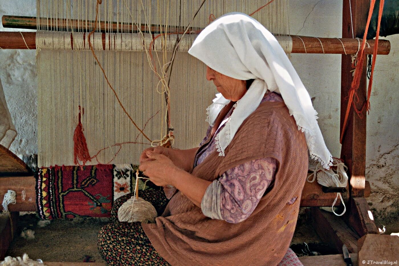 Een Turkse vrouw bij haar weefgetouw