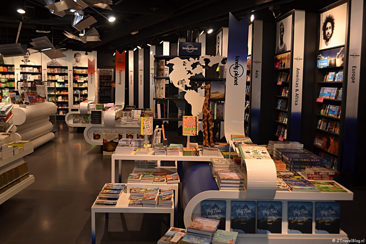 Mooie reisboeken bij de Ako op Schiphol Plaza