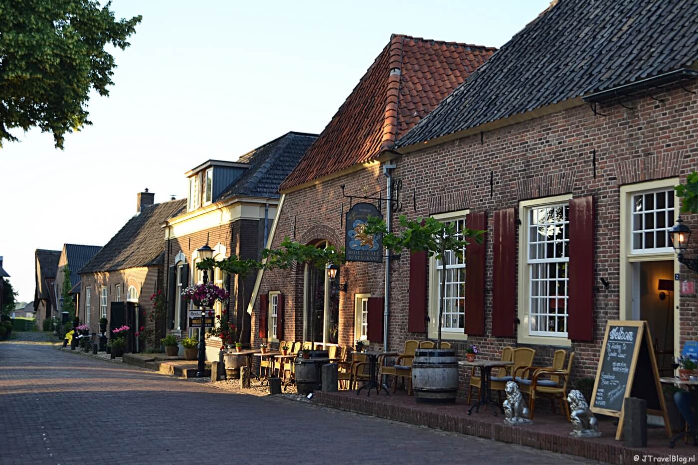 Herberg de Gouden Leeuw in Bronkhorst