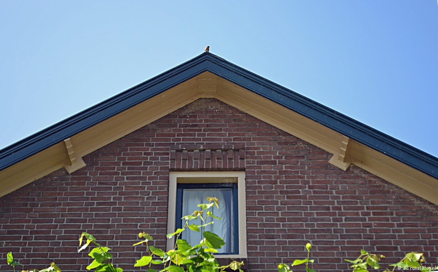 De buitenkant van mijn kamer in Herberg de Gouden Leeuw in Bronkhorst