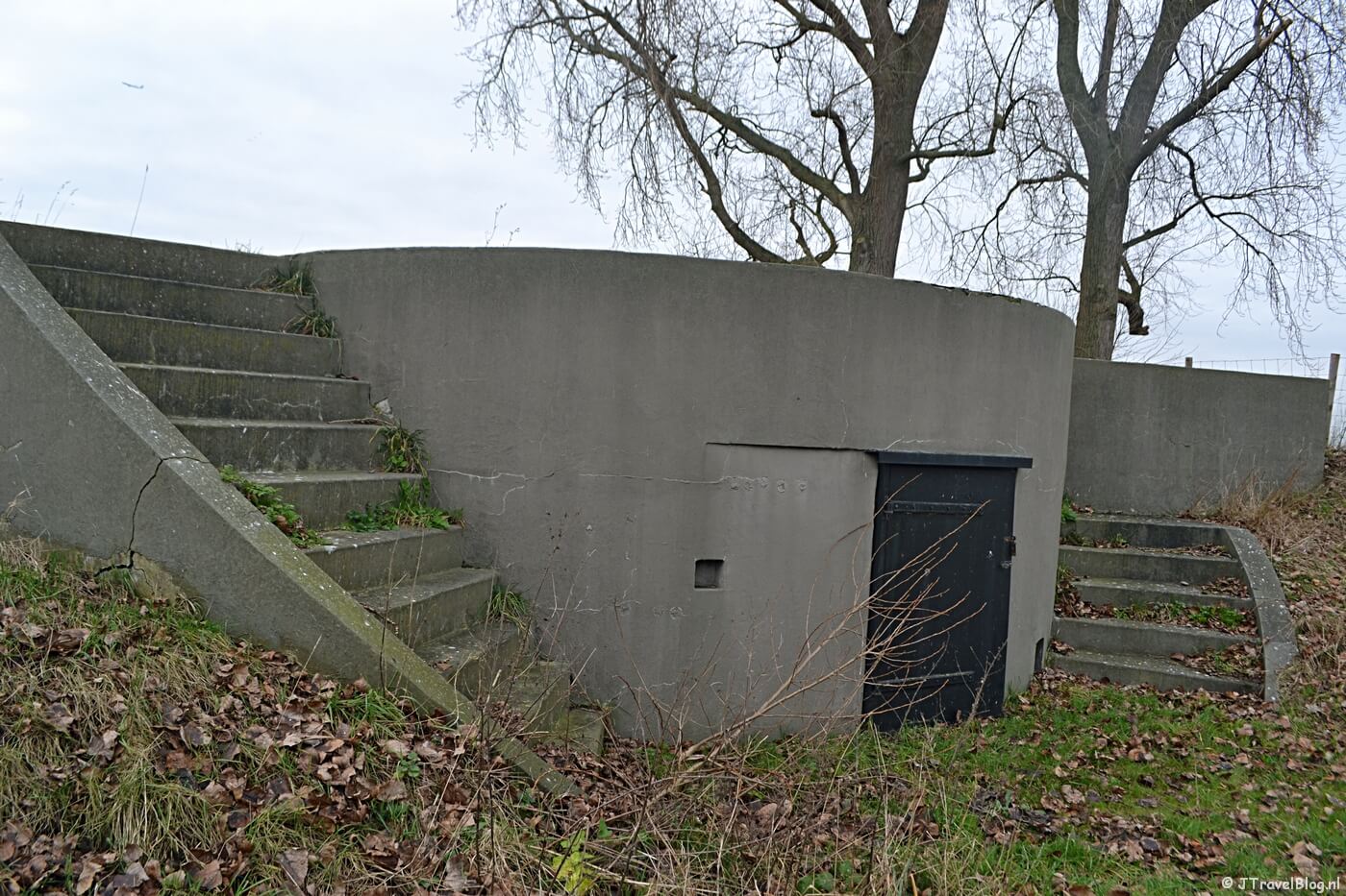 Een hefkoepelgebouw bij het fort bij Aalsmeer waar het CRASH Luchtoorlog- & Verzetsmuseum ’40-’45 is gevestigd