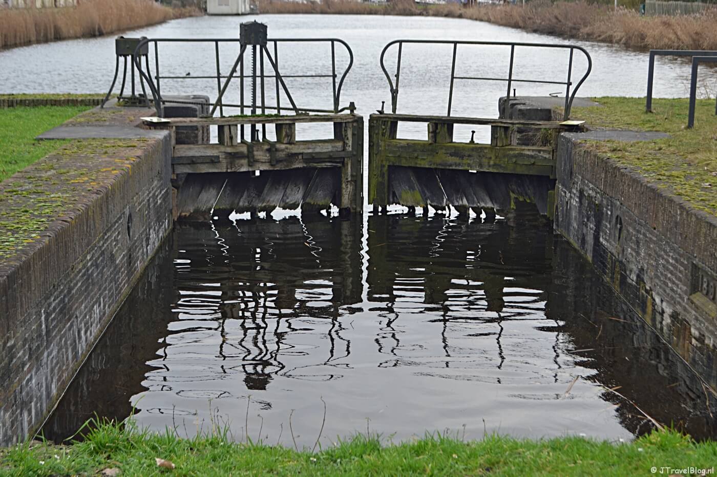 De schutsluis tussen de Fortboerderij en het fort bij het CRASH Luchtoorlog- & Verzetsmuseum ’40-’45 in Aalsmeerderbrug