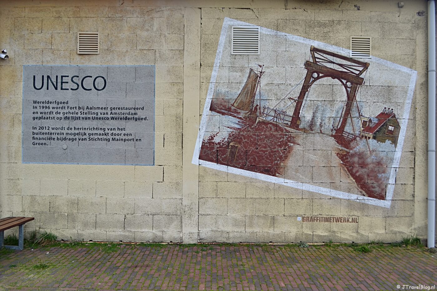 Tekst op de muur van een loods bij het CRASH Luchtoorlog- & Verzetsmuseum ’40-’45 in Aalsmeerderbrug