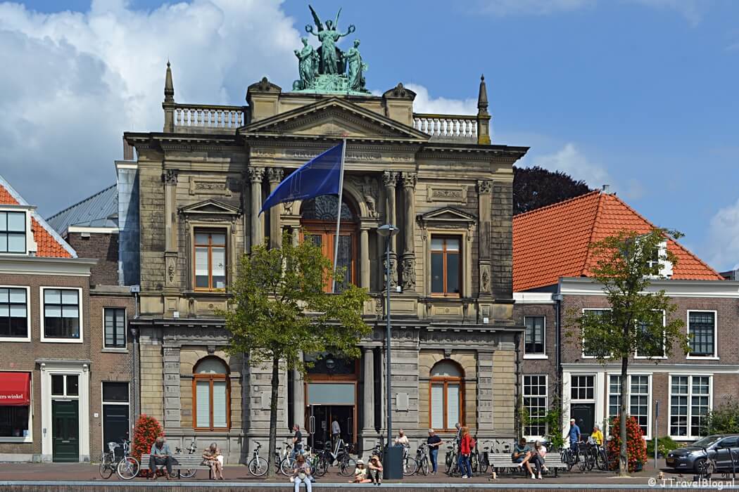 De buitenkant van het Teylers Museum in Haarlem