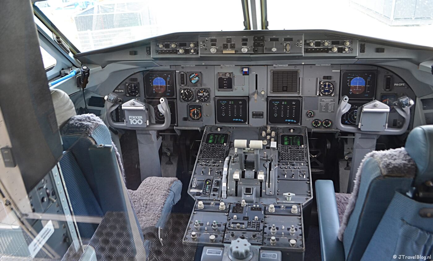 De cockpit van de Fokker 100 van KLM Cityhopper op het Panoramaterras op Schiphol