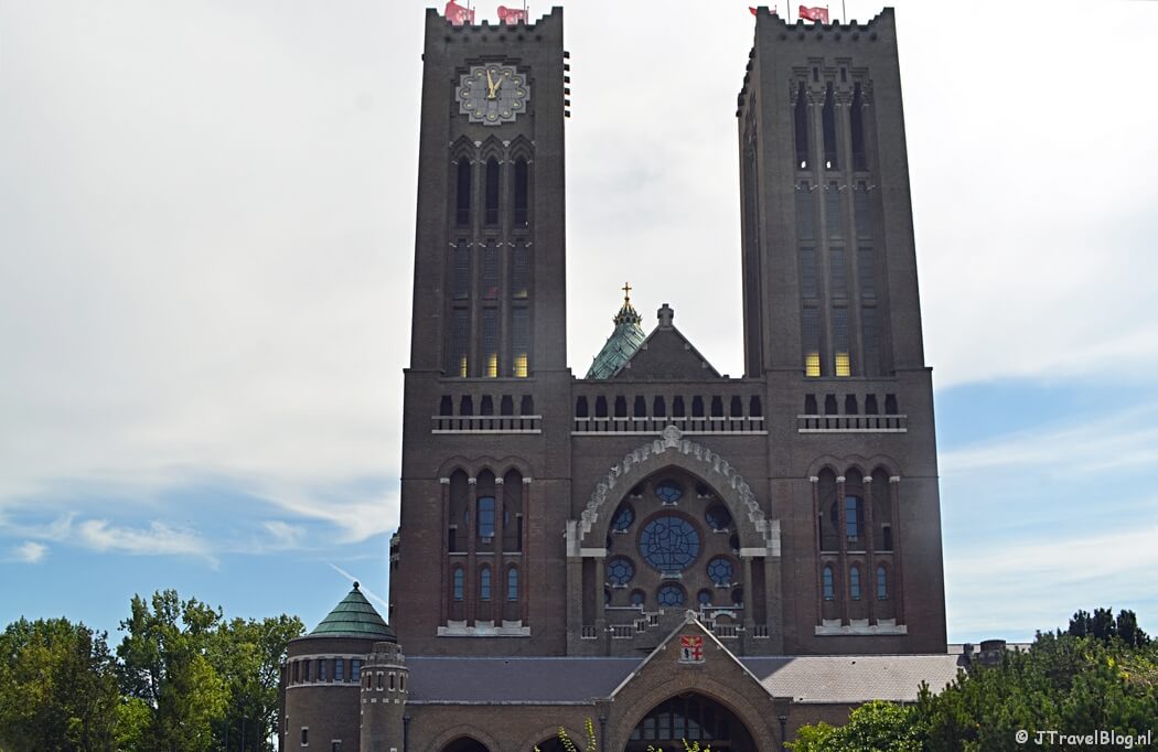 De Vrouwen- (met klok) en de Mannentoren van de Koepelkathedraal in Haarlem