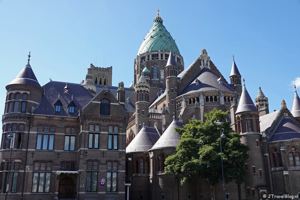 De voorkant tijdens het 'Mysterie van de Rode Robijn' in de KoepelKathedraal in Haarlem
