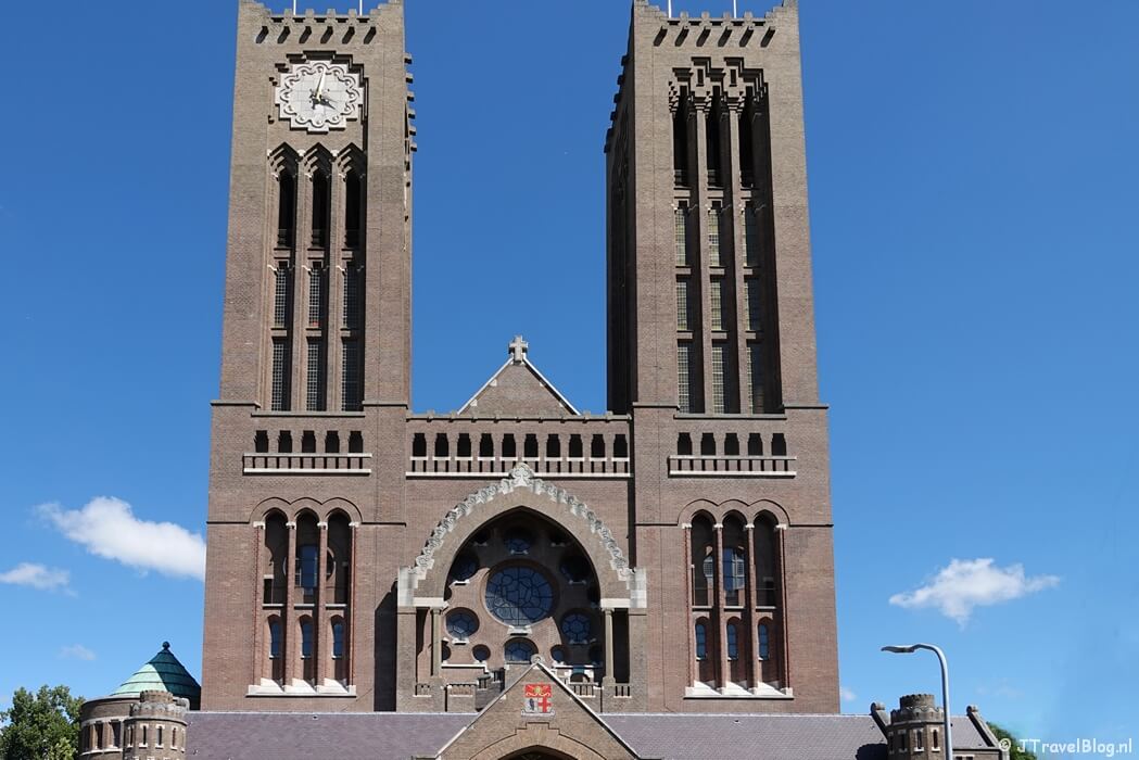 De vrouwentoren en de mannentoren tijdens het 'Mysterie van de Rode Robijn' in de KoepelKathedraal in Haarlem