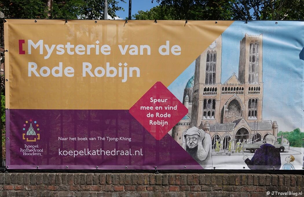 Een banner buiten tijdens het 'Mysterie van de Rode Robijn' in de KoepelKathedraal in Haarlem