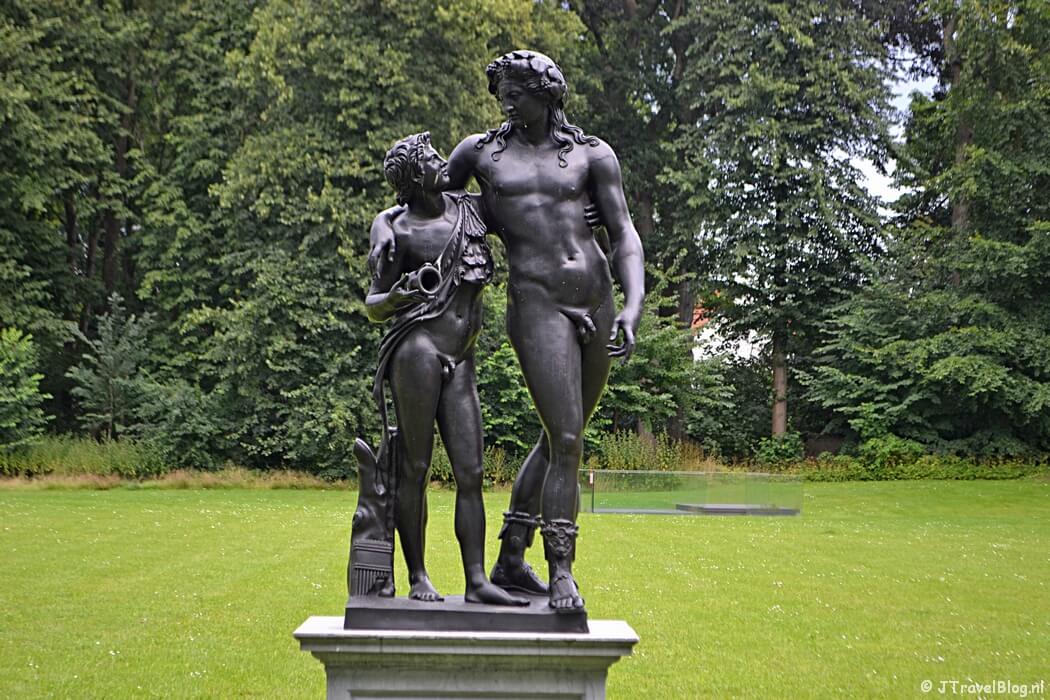 Een beeld in de voortuin van Paviljoen Welgelegen tijdens mijn wandeling langs de Beeldengalerij in Haarlem