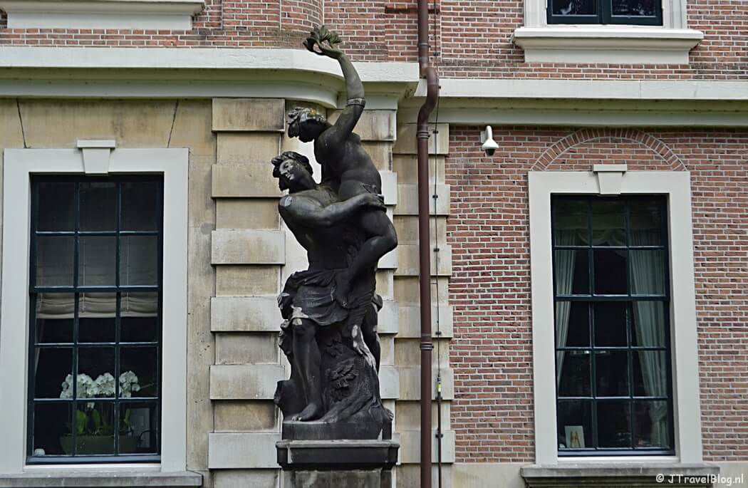 Een beeld in de voortuin van Paviljoen Welgelegen tijdens mijn wandeling langs de Beeldengalerij in Haarlem