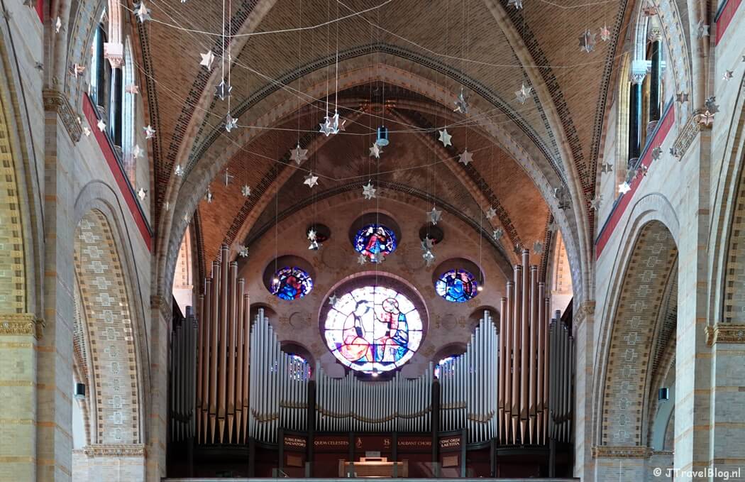 Het orgel tijdens het 'Mysterie van de Rode Robijn' in de KoepelKathedraal in Haarlem