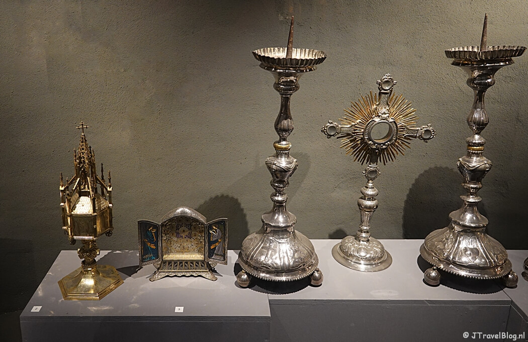 Zilverwerk in het KathedraalMuseum tijdens het 'Mysterie van de Rode Robijn' in de KoepelKathedraal in Haarlem