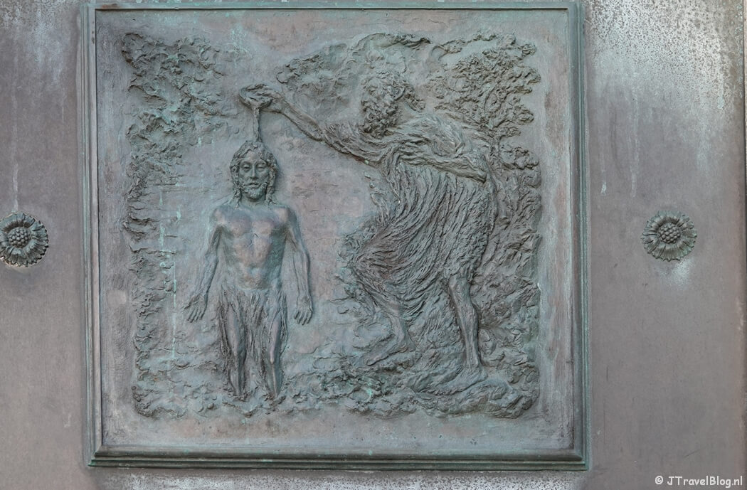 Een paneel van de deur van de RK Kerk Johannes de Doper in Hoofddorp