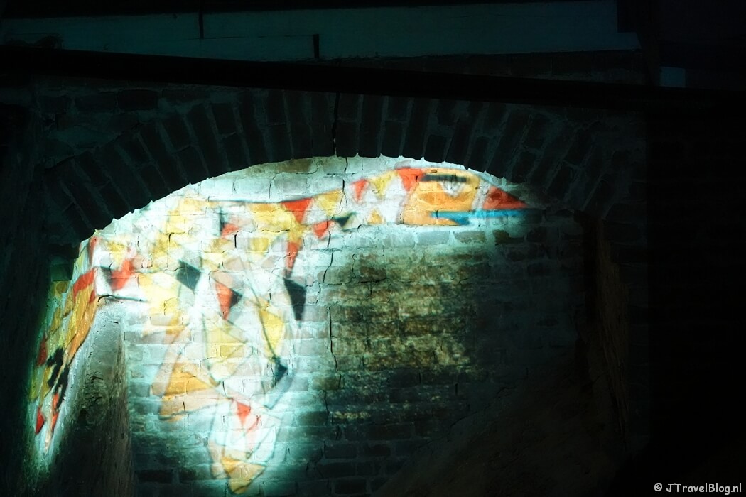 Projectie op de muur tijdens mijn speurtocht in het kader van het 'Mysterie van de Rode Robijn' in de KoepelKathedraal in Haarlem