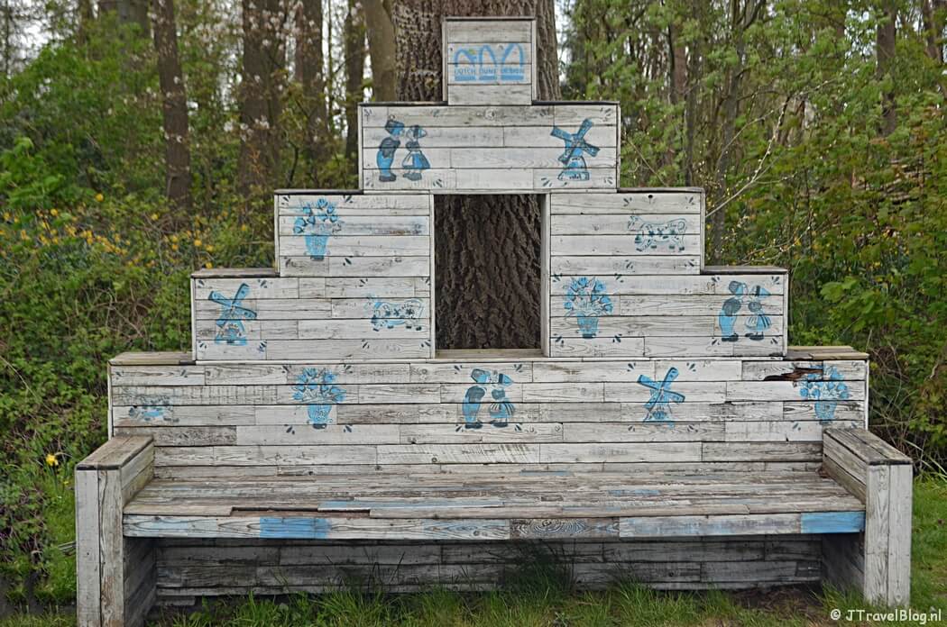 Een wandelbankje aan het eind van de Tespellaan tijdens de Bollenstreekwandeling rond De Zilk