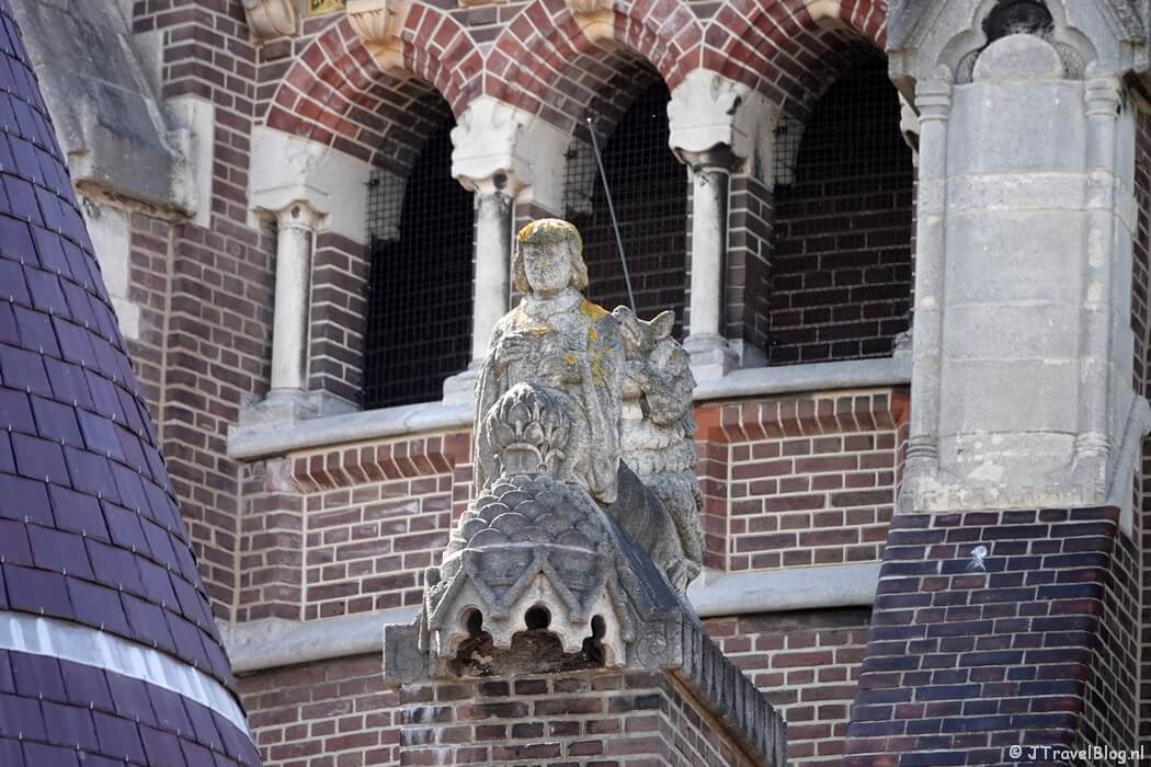 Een van de wezens aan de buitenkant tijdens het 'Mysterie van de Rode Robijn' in de KoepelKathedraal in Haarlem