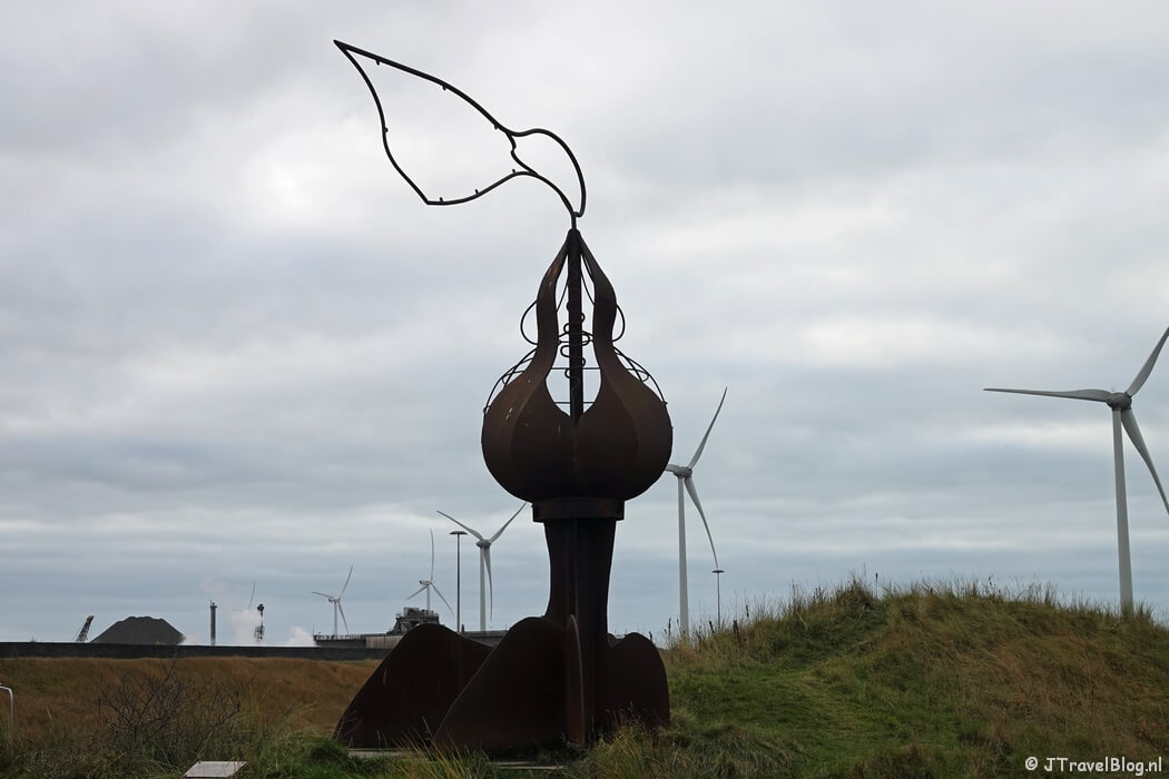 Esperanza van Antonio Sobrino Sampedro & Mercedes Cano Redondo in het beeldenpark ‘Een Zee van Staal’ in Wijk aan Zee