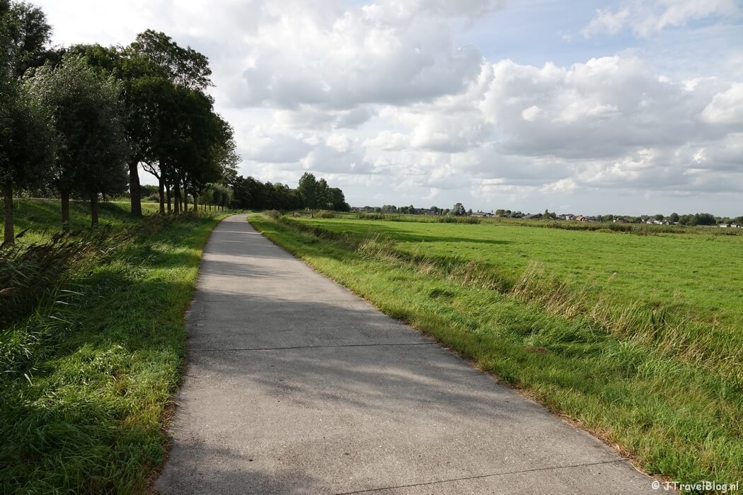 Het fietspad langs de Amsteldijk-Zuid tijdens mijn wandeling van het Fortenpad van Wandelnetwerk Amstelland/Noord-Holland