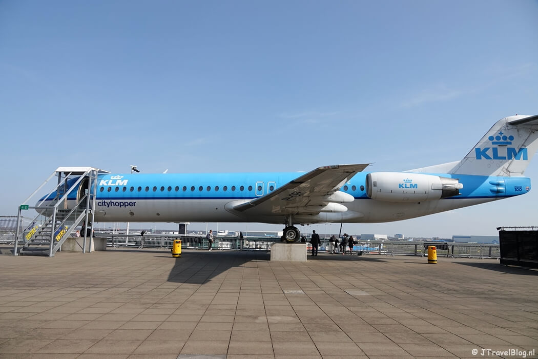 Fokker 100 van KLM Cityhopper op het Panoramaterras op Schiphol