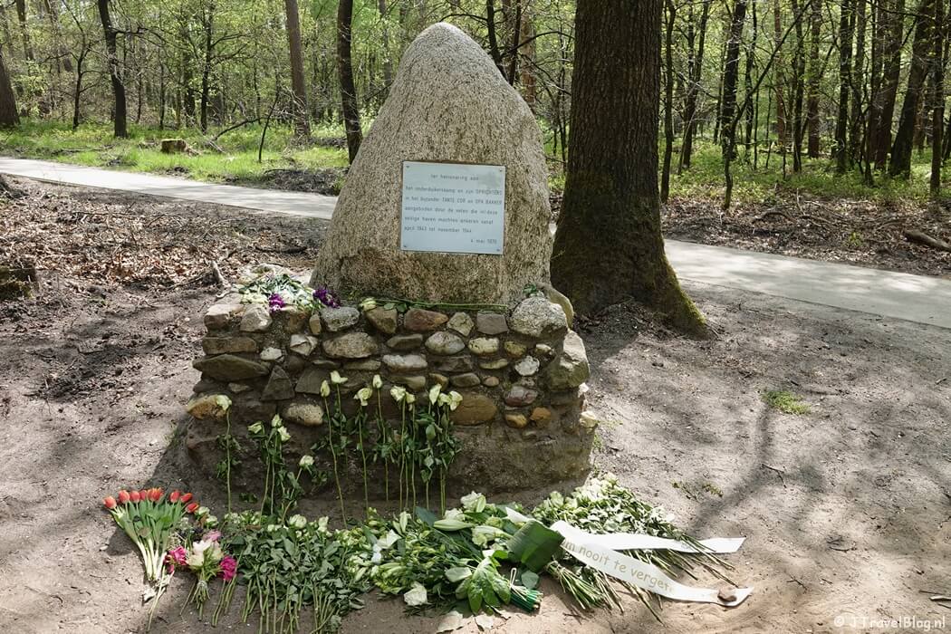 Gedenksteen voor de familie Bakker in het Verscholen Dorp tijdens de 14e etappe van het Westerborkpad
