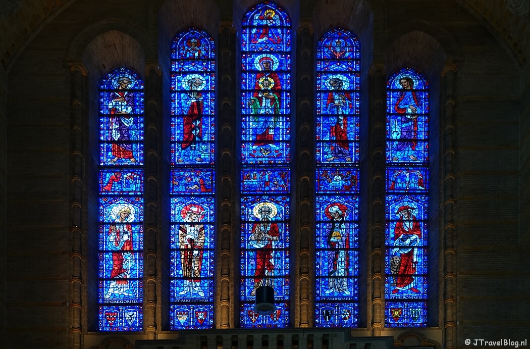 Een glas-in-lood-raam tijdens het 'Mysterie van de Rode Robijn' in de KoepelKathedraal in Haarlem