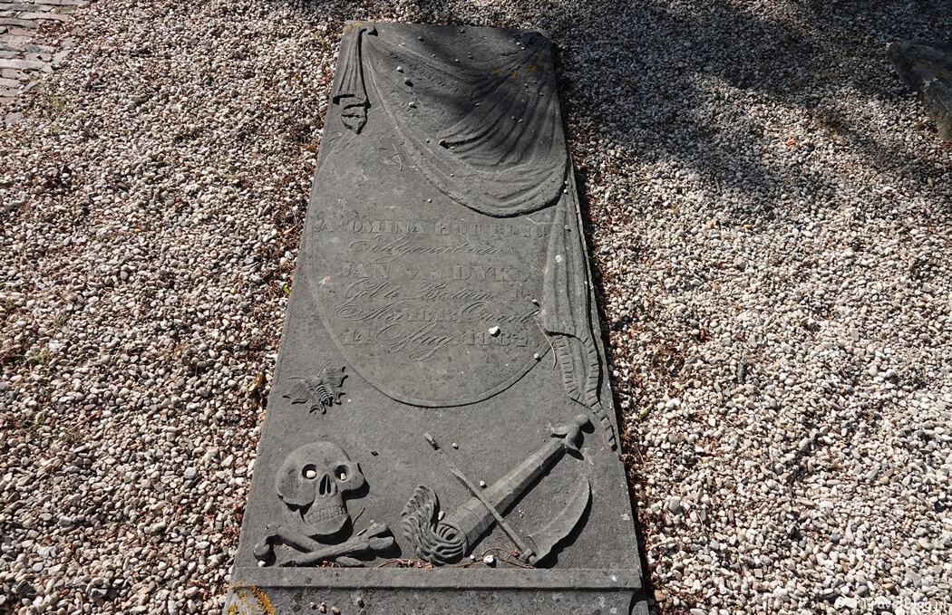 Een graf naast de Walfriduskerk in Bedum